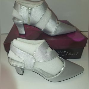 NIB 7 1/2 WW Easy street  Alive 5 dance shoes